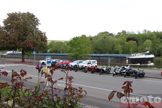 pause en terrasse au bord de la moselle pour se rafraichir pause en terrasse au bord de la moselle pour se rafraichir
