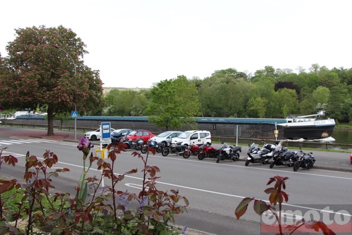 pause en terrasse au bord de la moselle pour se rafraichir