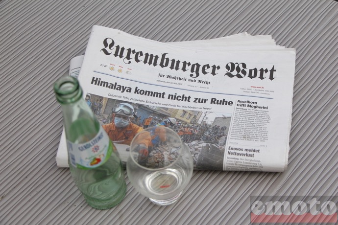 un jus de pomme petillant apfelschorle et journal quotidien national avec des articles en allemand et en francais mais pas en luxembourgeois un jus de pomme petillant apfelschorle et journal quotidien national avec des articles en allemand et en francais mais pas en luxembourgeois