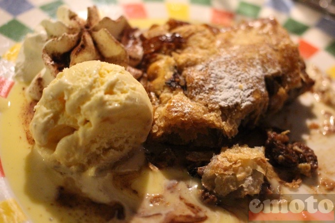 un strudel aux pommes en dessert un strudel aux pommes en dessert