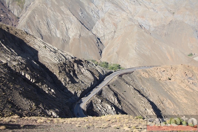 route n9 au maroc col du tichka le decors devient mineral vers le sommet