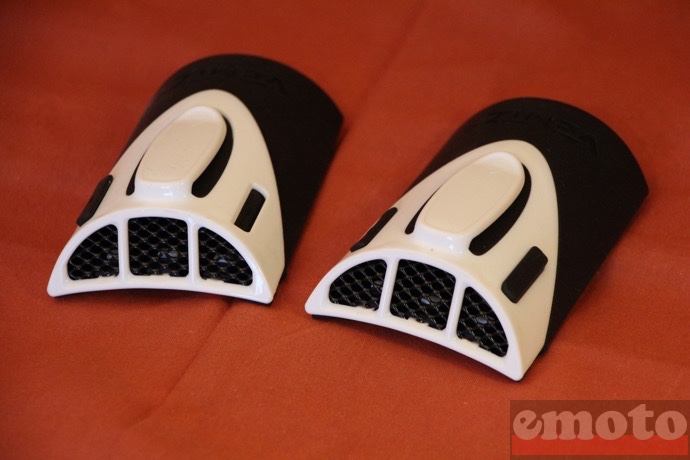 sur l avant du ventz une grille d aeration et une pince sur le dessus sur l avant du ventz une grille d aeration et une pince sur le dessus