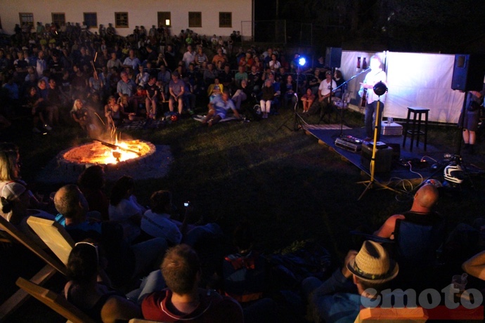 ambiance veillee autour du feu de camp au son d une guitare seche