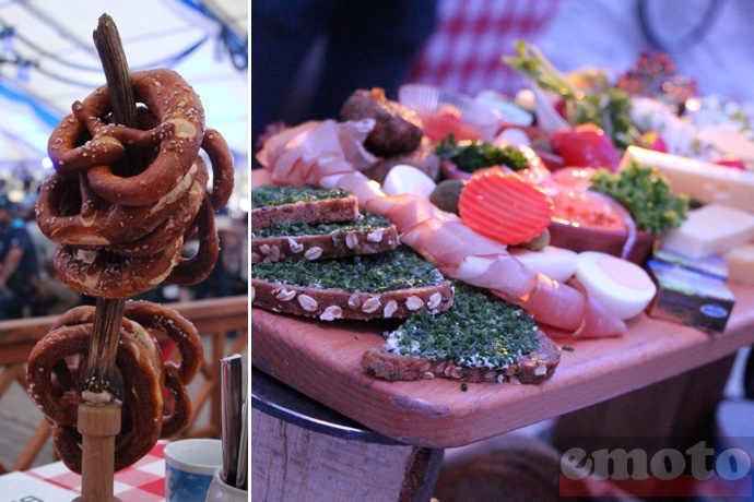 bretzel et charcuterie sont sur la table sous l immense chapiteau des bmw motorrad days