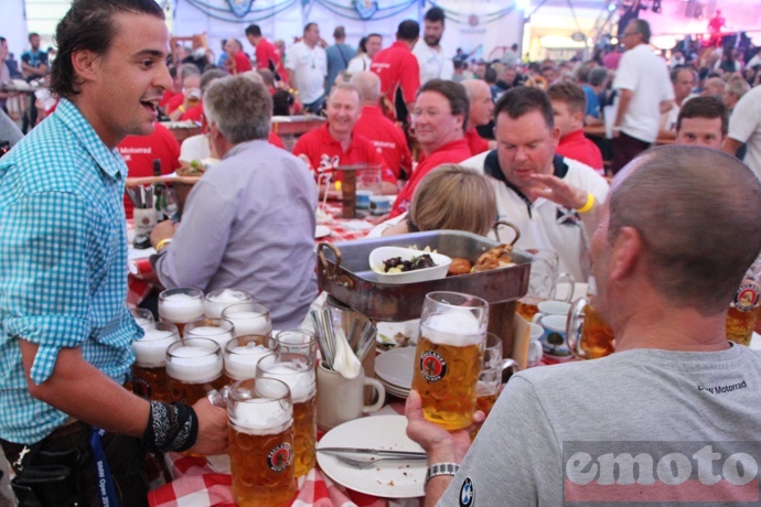 jusqu a 6 litres de biere dans chaque main c est du sport sur une soiree entiere