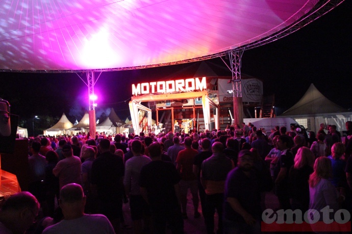 la scene rock du motodrom fait le spectacle la nuit tombee