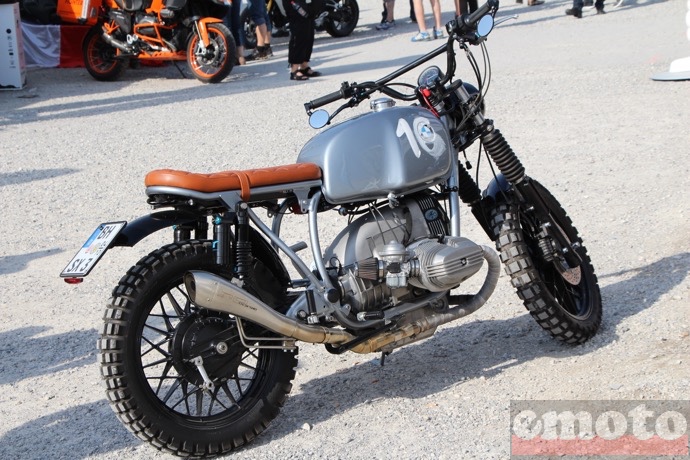 ce scrambler sera au depart du classic boxer sprint avec le numero 16 barbouille au pinceau