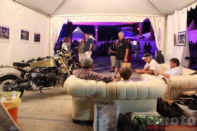on discute prepas a la nuit tombee au son du concert du motodrom on discute prepas a la nuit tombee au son du concert du motodrom