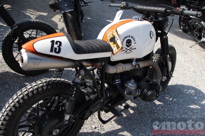 scrambler devant cafe racer derriere un melange des genres