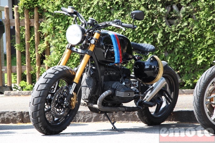 scrambler et casque assortis en toute decontraction dans la rue scrambler et casque assortis en toute decontraction dans la rue