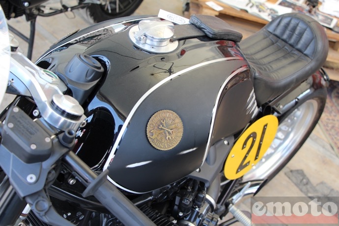 un cafe racer d un classique noir et blanc pour l officine sbrannetti un cafe racer d un classique noir et blanc pour l officine sbrannetti