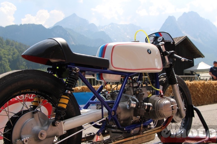 Garmisch Partenkirchen 2015 raison 3/5 : le sprint, cafe racer bmw sur la grille de depart du sprint de garmisch