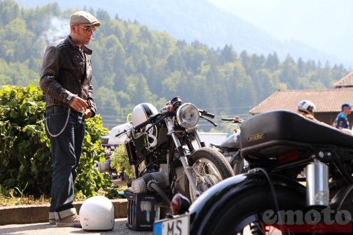 concentration maximale entre deux sprints  la bequille en pack de bouteilles d eau supporte la moto