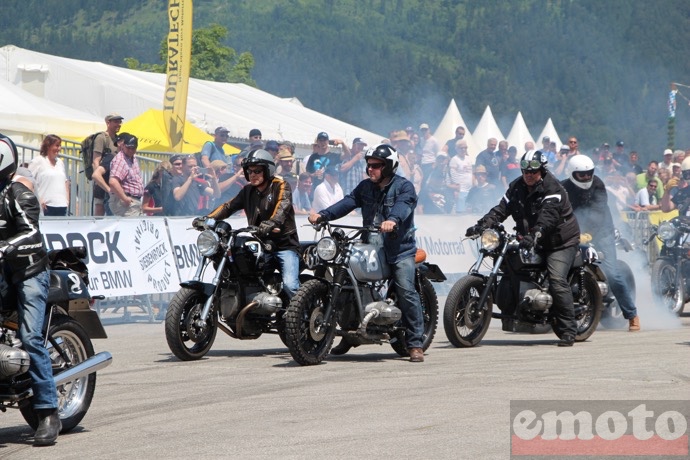 une mini parade et un petit burn pour chauffer l ambiance