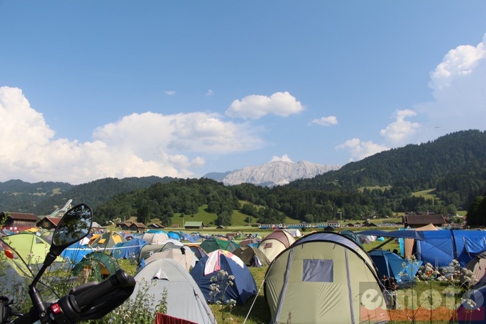 camping tout propre devant la montagne pour dormir au grand air des alpes