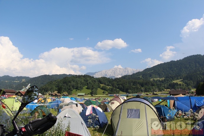 camping tout propre devant la montagne pour dormir au grand air des alpes camping tout propre devant la montagne pour dormir au grand air des alpes