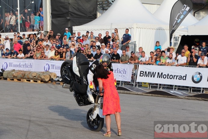 chris pfeiffer au guidon de sa bmw f800r fait connaissance avec ses fans