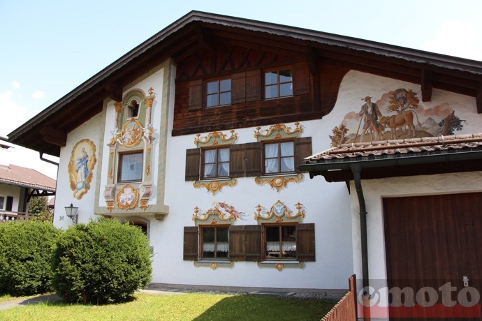 de nombreuses maisons sont decorees comme au tyrol de l autre cote de la frontiere en autriche de nombreuses maisons sont decorees comme au tyrol de l autre cote de la frontiere en autriche