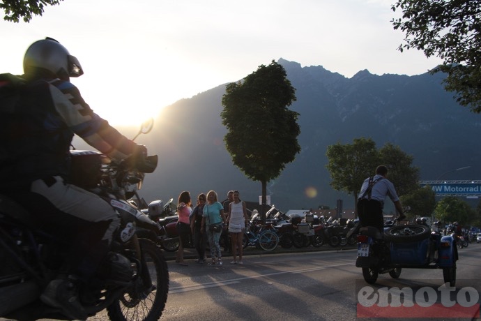 fin de journee sur les bmw motorrad days on rentre au soleil couchant