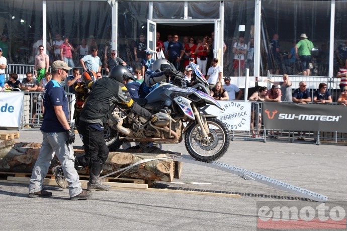 les candidats du gs trophy passent une epreuve du gymkhana devant les spectateurs