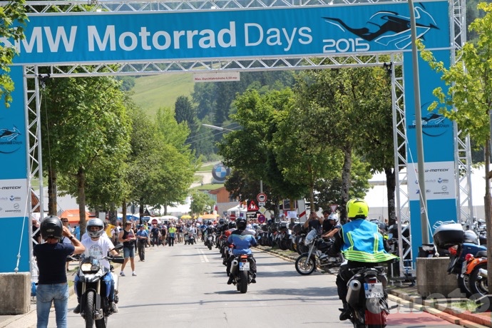 on immortalise son passage sous l entree des bmw motorrad days 2015