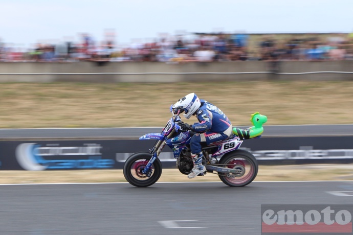 casaque verte a un style aerodynamique sur la course supermotard sur le circuit carole