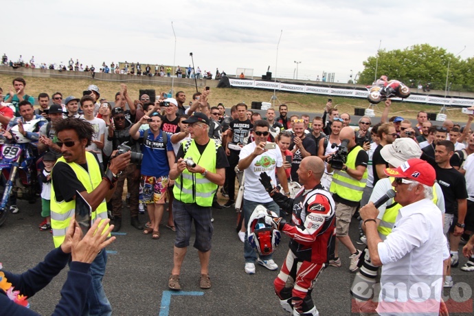 la foule est sur la piste pour une ovation a stephane chambon roi de la glisse en supermotard et tout ce qui roule