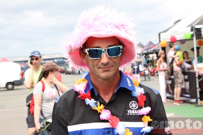 serge nuques chevalier de groland a ete elu roi de la gfnm 2015 avec son chapeau en poil de flamant rose