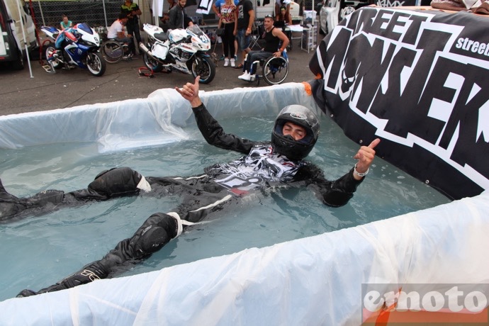 cyril supersic se jette dans la benne piscine de son pick up gmc apres l arrivee de la course 2