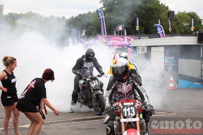 quentin qui fait un burn derriere cedric speedchicken et son xjr 1300 cafe racer