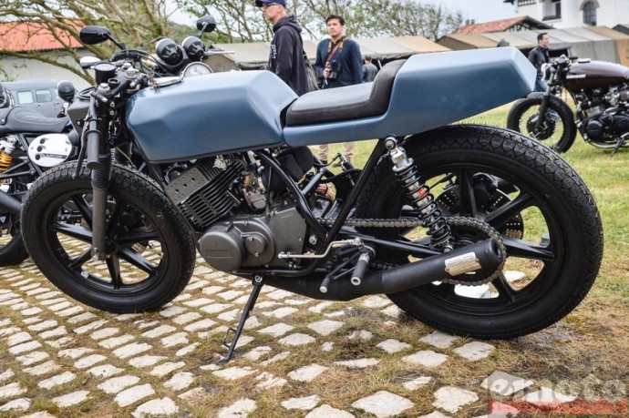 cafe racer tout simple avec cette habillage uni