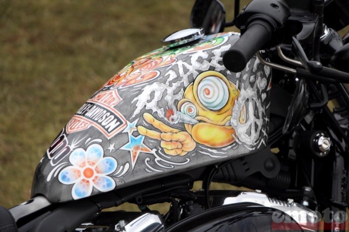 detail du reservoir d une harley davidson fourty eight detail du reservoir d une harley davidson fourty eight