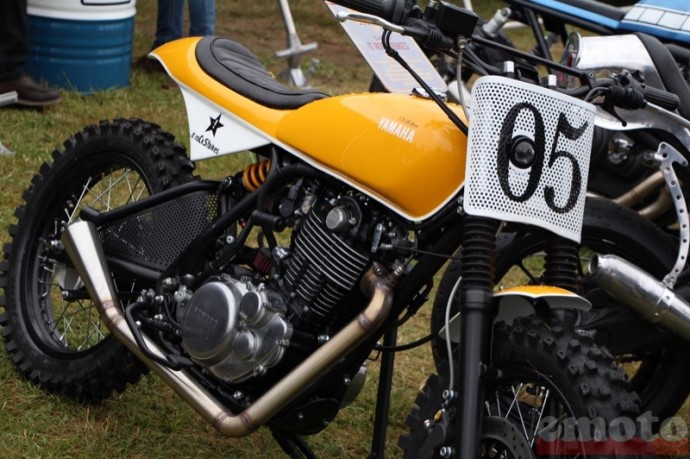 yamaha sr400 dirt jaune de ce cote et rouge de l autre