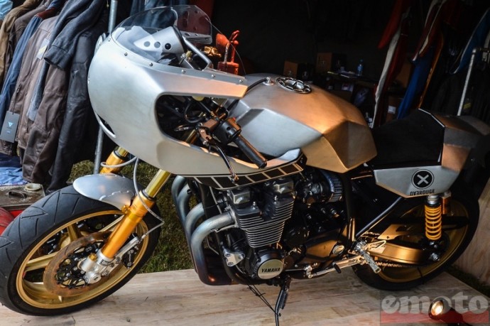 yamaha xjr 1300 eau rouge au fond de son stand au sec