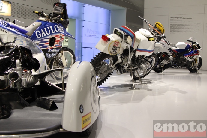la marque s illustre en competition avec un basset a gauche deux motos du dakar et une s1000rr au fond la marque s illustre en competition avec un basset a gauche deux motos du dakar et une s1000rr au fond