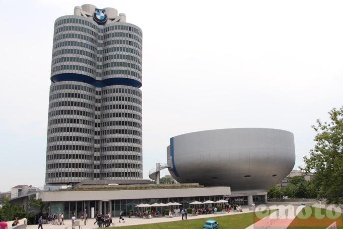 le musee bmw est le bol a droite au pied du siege de la marque