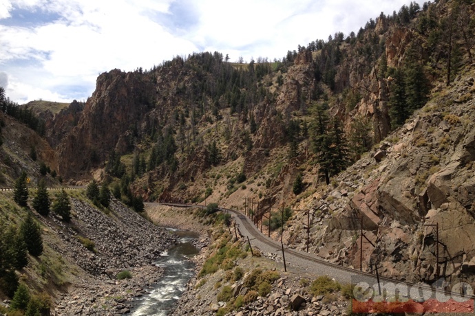 la route le colorado et la voie de chemin de fer comme dans les films la route le colorado et la voie de chemin de fer comme dans les films
