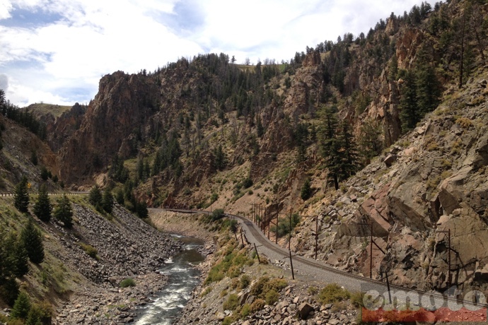 la route le colorado et la voie de chemin de fer comme dans les films