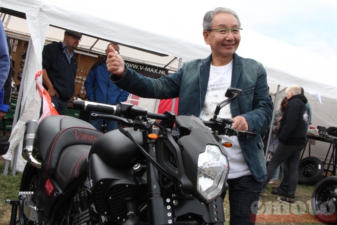 atsushi ichijo de gk design pose devant une yamaha vmax 1200