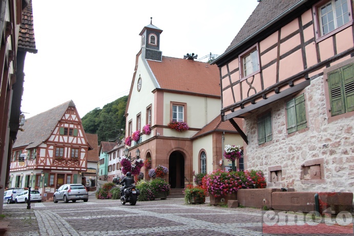 oberbronn est un joli village alsacien avec un chateau tout en haut de la montagne