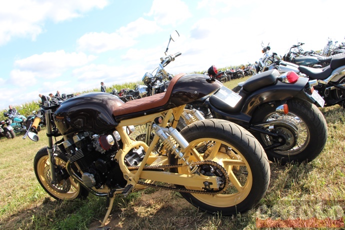 cafe racer sur la base d un moteur 4 cylindres honda