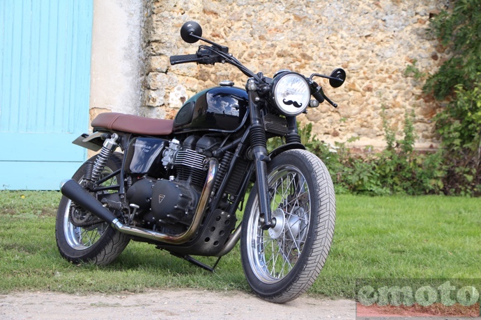 triumph bonneville t100 qui veille sur l entree de la ferme