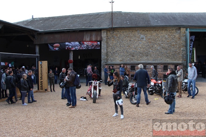 expo dans la cours et stands dans les granges c est champetre motors and soul