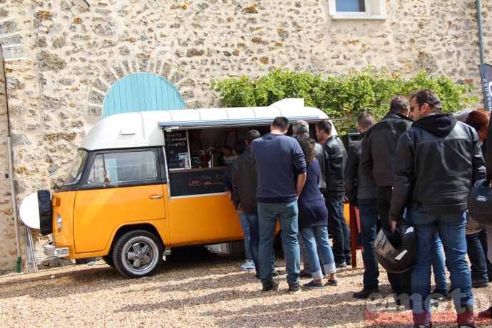 les foodtrucks font le plein a midi sous le soeil de l essonne