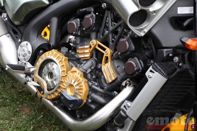 carters de couleurs sur cette yamaha vmax 1700