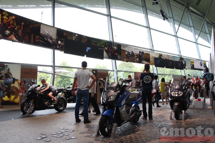 espace moto en face du bar pour prendre un caf avec vue