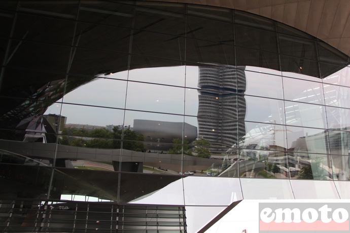 l architecte voulait cette paroi de verre pour que le futur reflette le pass donc le mus e