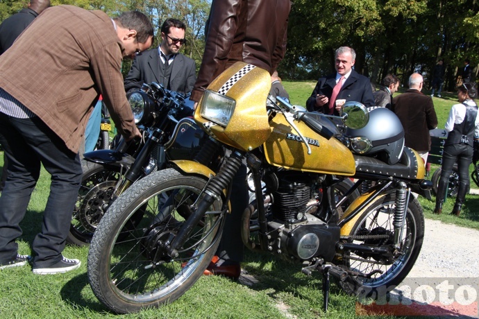 honda cg 125 fa on cafe racer avec sa peinture paillet e