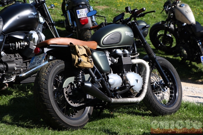 triumph bonneville aventuri re gar e sur la pelouse de jablines