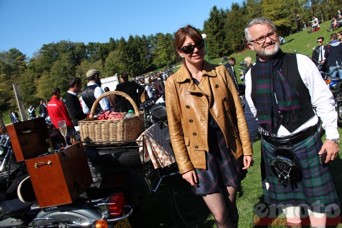 couple cossais venu en ural avec un top case en bois contenant un seau champagne et ses fl tes couple cossais venu en ural avec un top case en bois contenant un seau champagne et ses fl tes